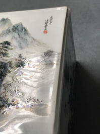 Un pot &agrave; pinceaux de forme carr&eacute; en porcelaine de Chine qianjiang cai, 20&egrave;me